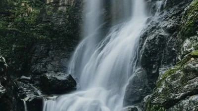 Thác Siu Puông 7 tầng "treo" giữa rừng Quảng Ngãi, hút khách mê trekking