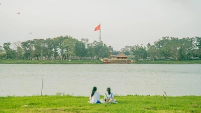 Góc ven sông Hương “đẹp như phim” khiến dân mạng sửng sốt