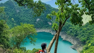 Trekking Hồ Mắt Ngọc "viên ngọc xanh" giữa rừng Hòa Bình