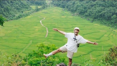 Du khách say mê cảnh đẹp Pù Luông. Ảnh Blog của Rọt
