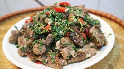 Vịt xào rau răm thơm cay, món ngon đưa cơm ngày oi nóng