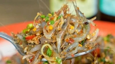 Về Quảng Trị thưởng thức gỏi tép nhảy tươi ngon khó cưỡng