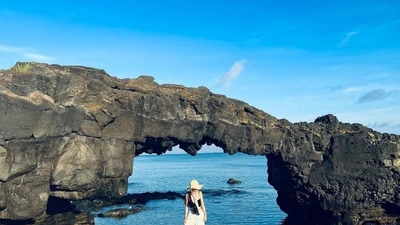 Check-in Cổng Tò Vò, săn khoảnh khắc đẹp như tranh ở Lý Sơn