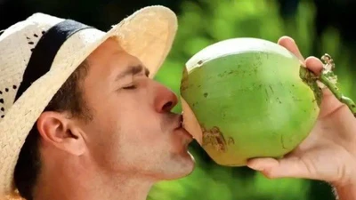 Người bệnh thận có nên uống nước dừa?