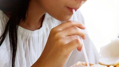 “3 không” khi uống nước dừa vào mùa hè để tránh hại sức khỏe