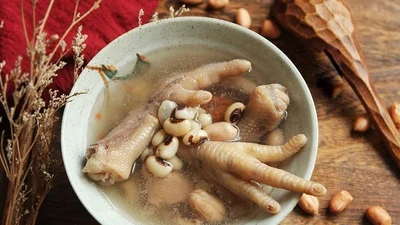 Súp chân gà nấm rơm - món ngon bổ sung collagen cho da