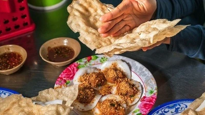 Đặc sản giòn rụm "vừa ăn vừa đập" khiến du khách mê mẩn