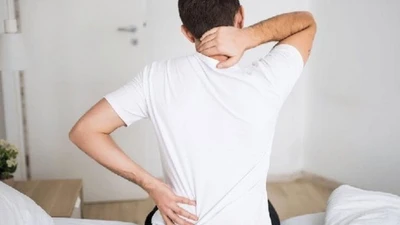 Đau lưng sau quan hệ, tưởng thận yếu hóa ra do tư thế sai