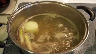 Có nên tận dụng nước luộc thịt để nấu canh?