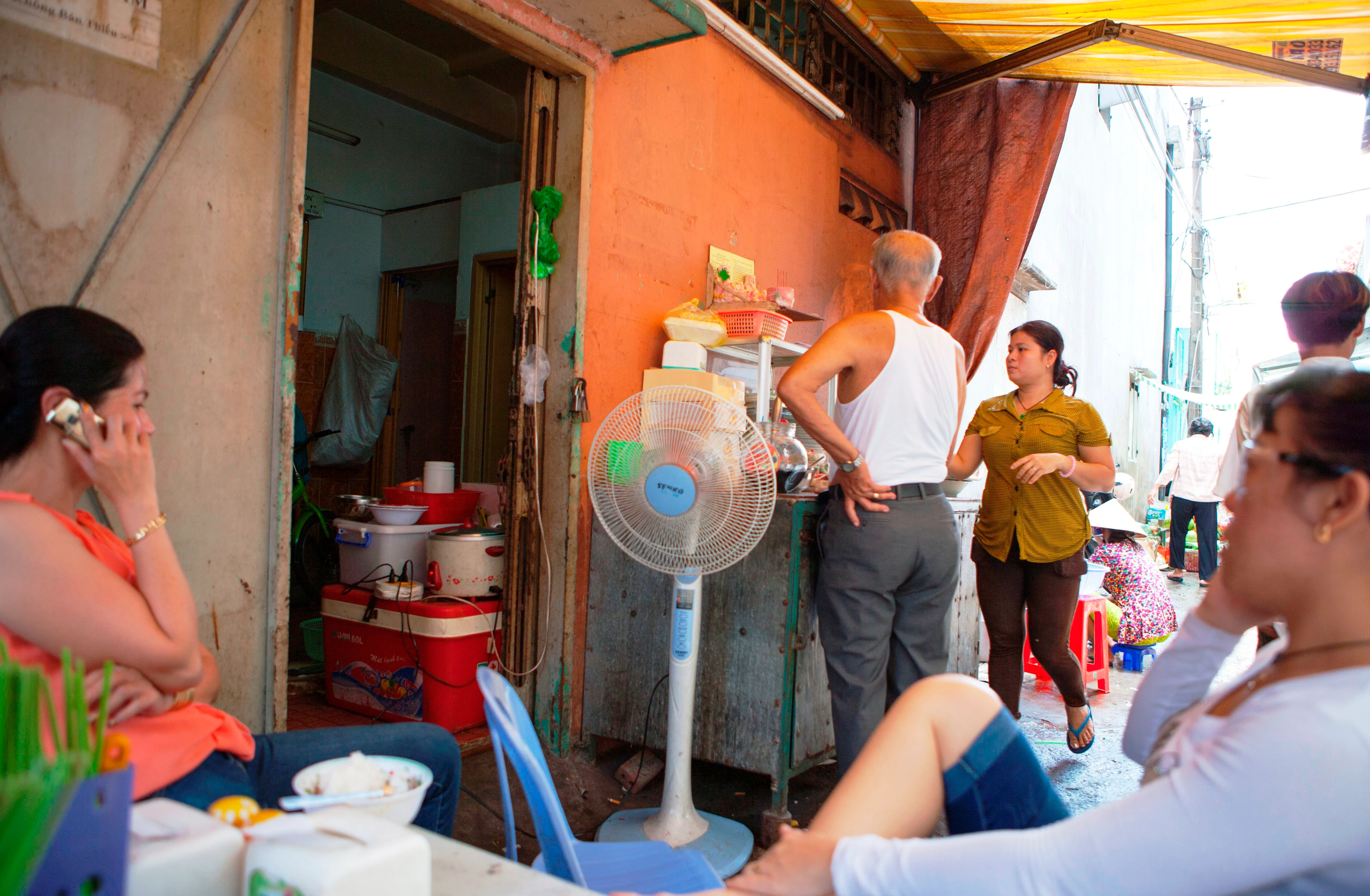 Thăm căn nhà 20m2, 18 người ở của Mỹ Chi