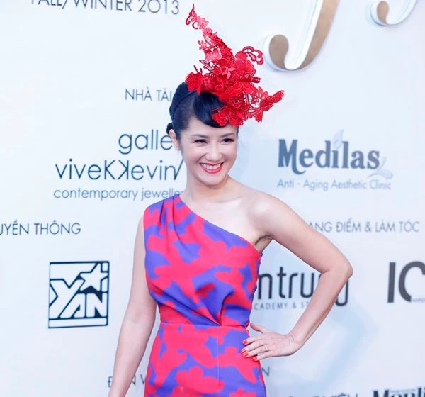 Giật mình với chiếc nơ cánh bướm trên đầu Hồng Nhung