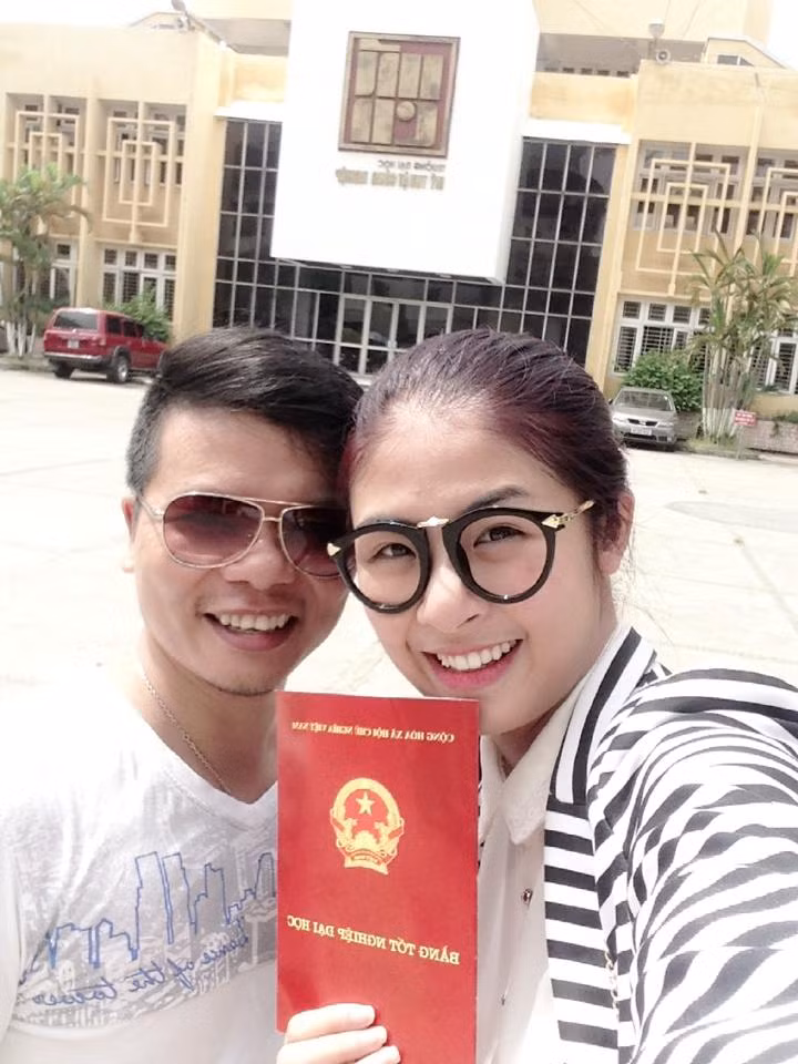 Ngọc Hân khoe bằng tốt nghiệp loại giỏi bên bạn...trai