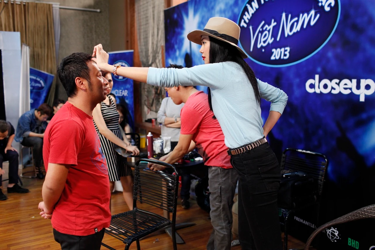 Thanh Hằng âu yếm, chuẩn bị trang phục cho Quang Dũng