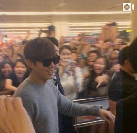 Kim Tan bị fan cuồng Singapore bao vây ở sân bay