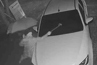 Camera ghi cảnh người lạ đập phá ô tô trước nhà dân, nguồn cơn gây phẫn nộ 
