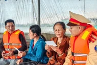 Cảnh sát đường thủy Hà Nội hỗ trợ phát thẻ cử tri tại xóm chài trên sông