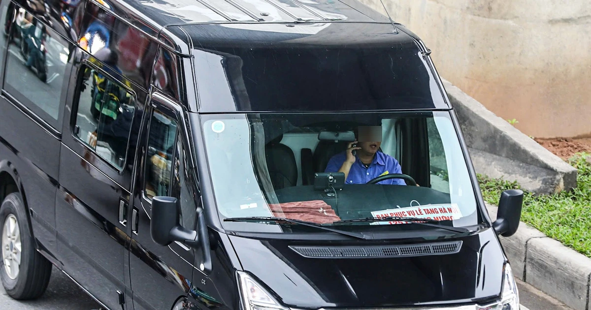 View -  Nhiều tài xế vẫn tay lái, tay 'lướt' điện thoại trên đường ở Hà Nội | Báo Tri thức và Cuộc sống - TIN TỨC PHỔ BIẾN KIẾN THỨC 24H