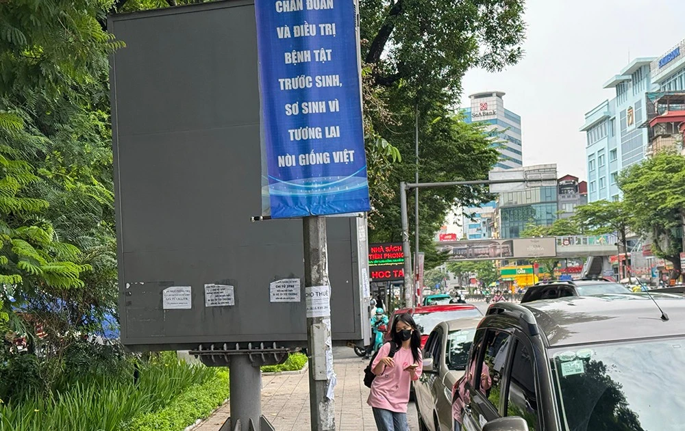 View - Khó hiểu biển quảng cáo lắp trên vỉa hè Hà Nội, người đi bộ chật vật lách qua | Báo Tri thức và Cuộc sống - TIN TỨC PHỔ BIẾN KIẾN THỨC 24H