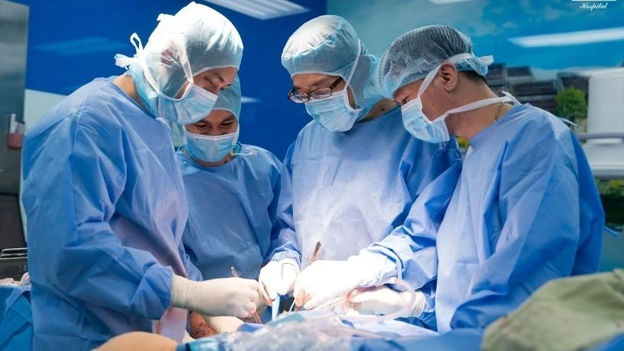 Khớp gối nhân tạo bị “trôi” khỏi ổ khớp, biến dạng chân, mất vận động