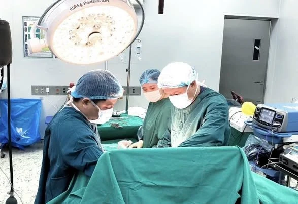 Đau bụng sau ăn bún cá không ngờ thủng ruột vì xương đâm