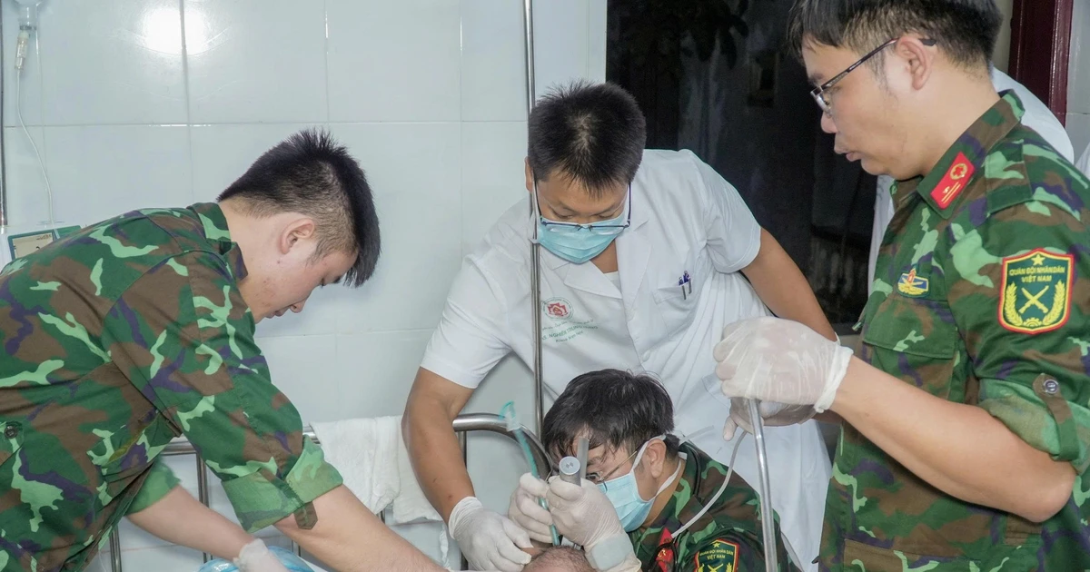Trực thăng đưa ngư dân hôn mê từ đảo Song tử về đất liền cấp cứu