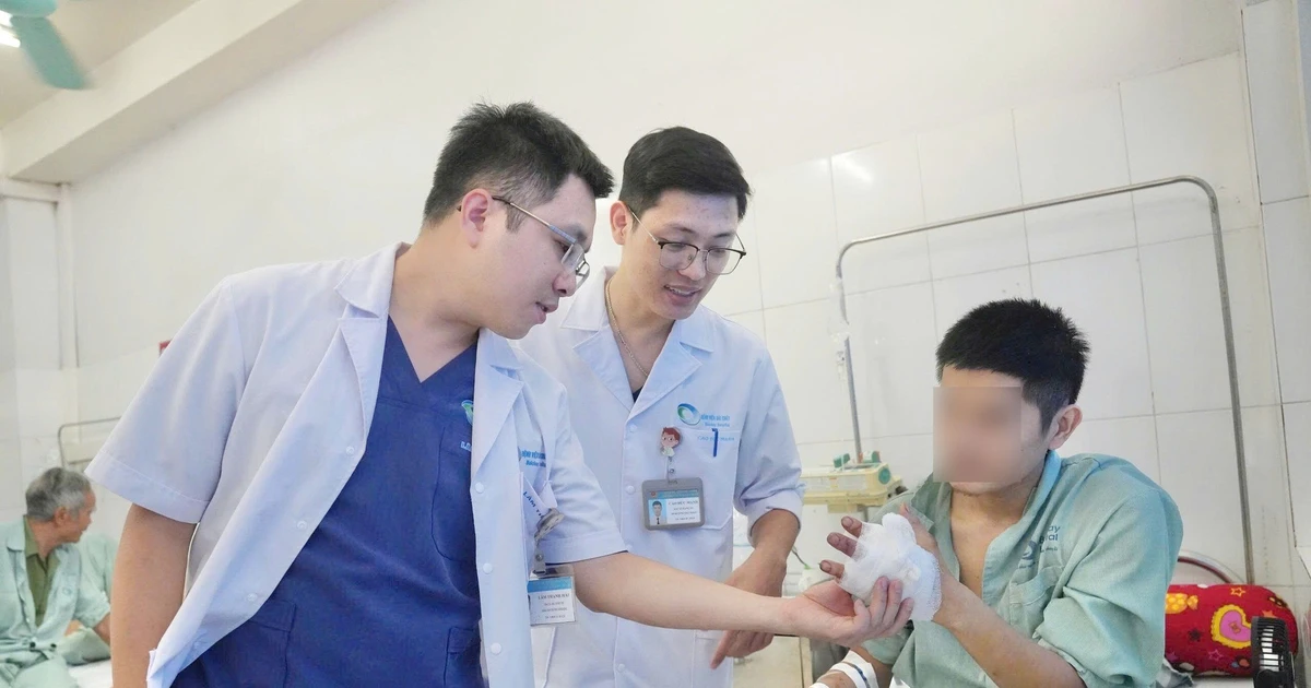 Nối 4 ngón tay đứt cho chàng trai 24 tuổi