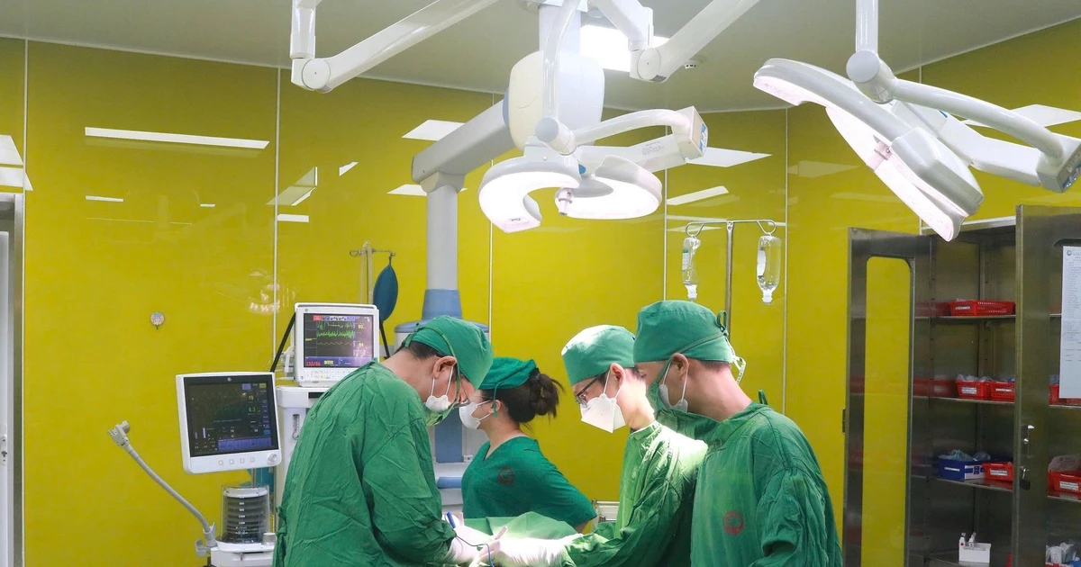 Nuốt nghẹn kéo dài, cụ bà 64 tuổi bị u tuyến giáp kèm nhiều bệnh nền