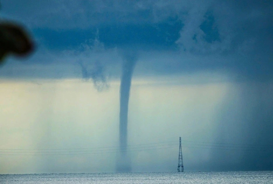 An Giang: Vòi rồng cao hàng trăm mét xuất hiện trên vùng biển Phú Quốc