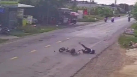 Tây Ninh: Xe đạp điện “độ” rớt bánh giữa quốc lộ, nam sinh ngã lăn ra đường