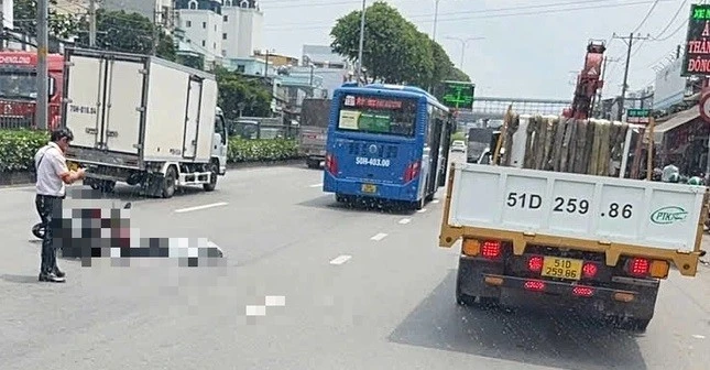 TP HCM: Va chạm với xe buýt, nữ sinh tử vong thương tâm