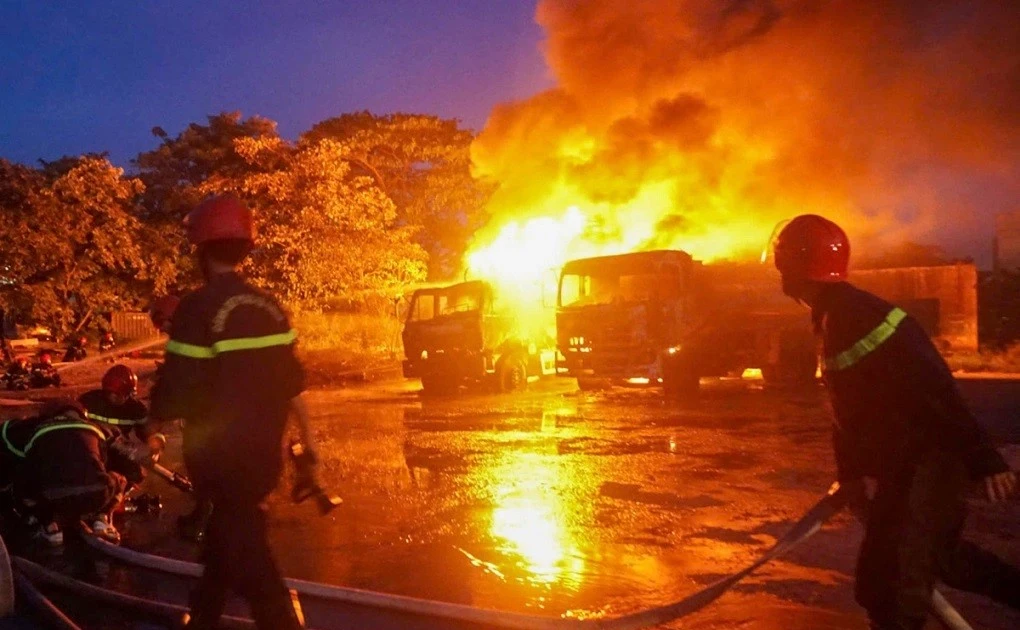 Đà Nẵng: Hai xe bồn chở xăng dầu bất ngờ bốc cháy ở bãi xe