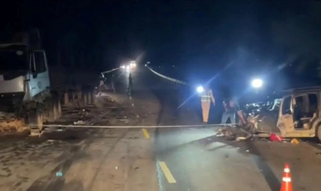 Đà Nẵng: Ô tô con bẹp dúm sau cú tông của xe đầu kéo, 7 người bị thương