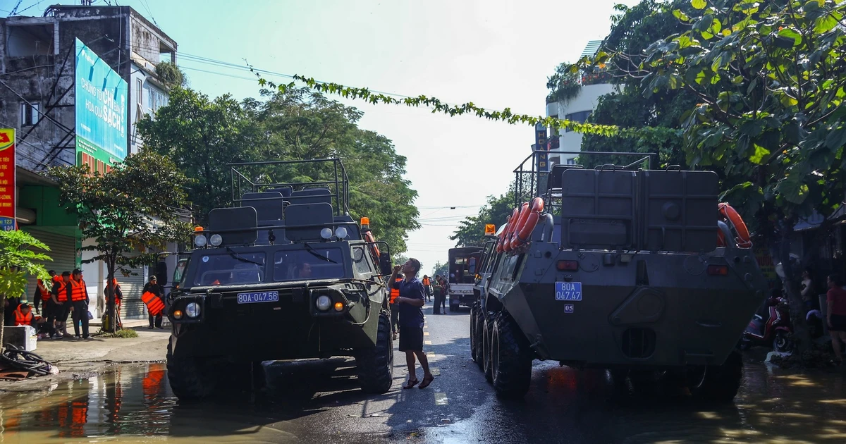 Cận cảnh dàn xe đặc chủng của công an giải cứu người dân Hà Nội bị ngập lụt