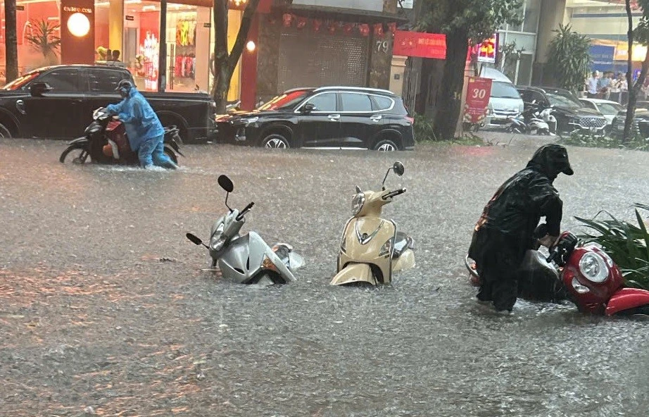 Chuyên gia chỉ ra '3 tội đồ' khiến Hà Nội cứ mưa là ngập