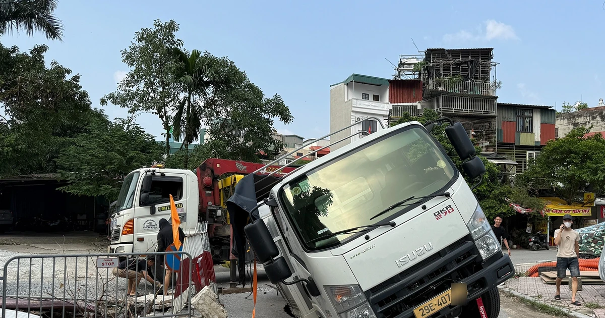 View - Hiện trường vụ ô tô sụt hố sâu ở Hà Nội, xe tới cứu hộ cũng gặp nạn | Báo Tri thức và Cuộc sống - TIN TỨC PHỔ BIẾN KIẾN THỨC 24H