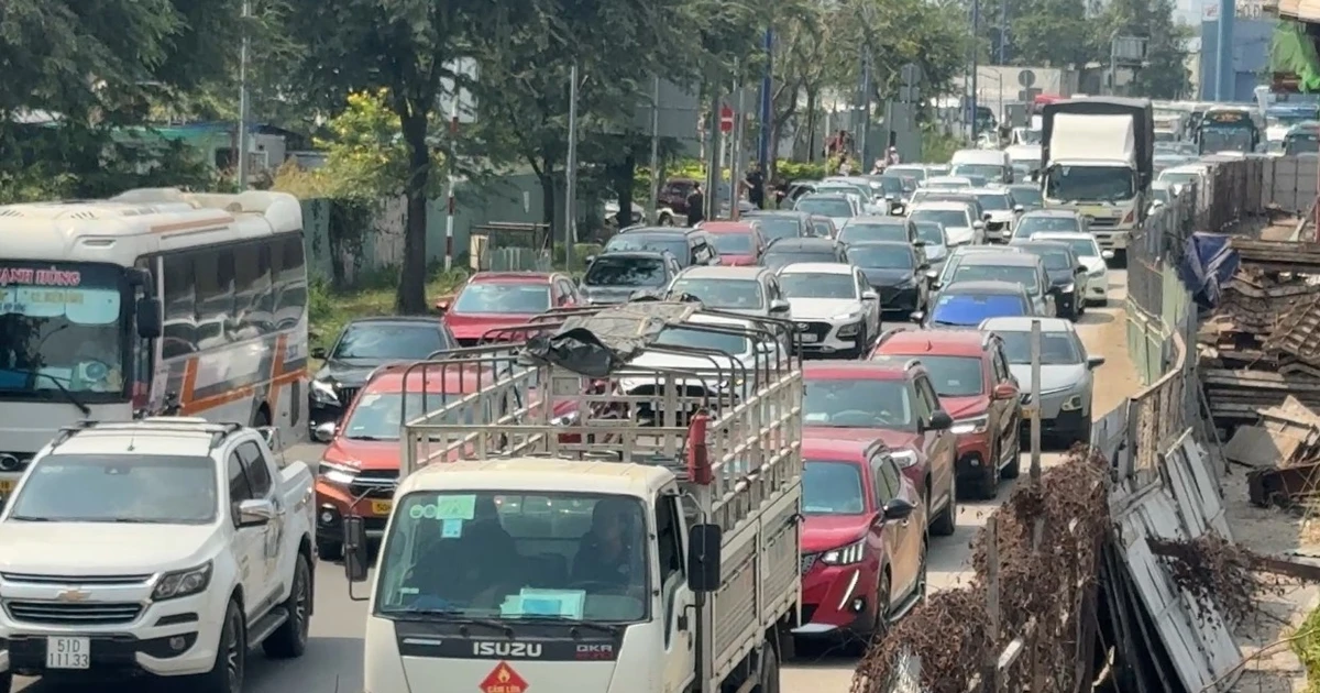 Gallery - Giữa trưa ngày đầu năm, xe cộ 'đứng bánh' trên đường dẫn cao tốc | Báo Tri thức và Cuộc sống - TIN TỨC PHỔ BIẾN KIẾN THỨC 24H