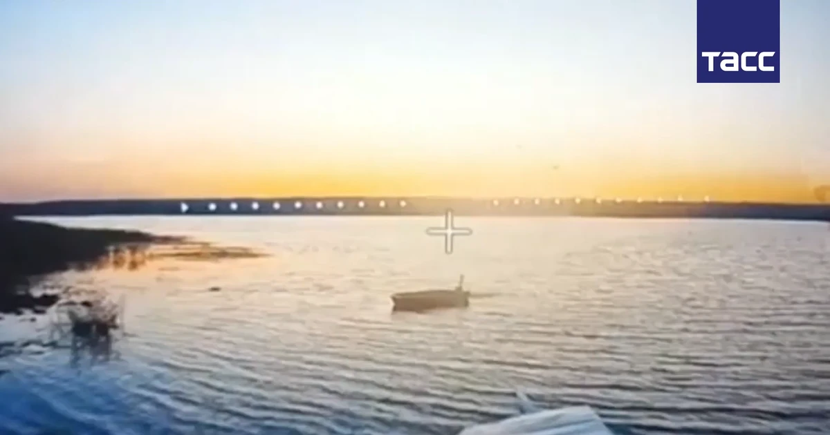 Ukraine cố thoát vòng vây khi vượt hồ Kleban-Byk bằng bè