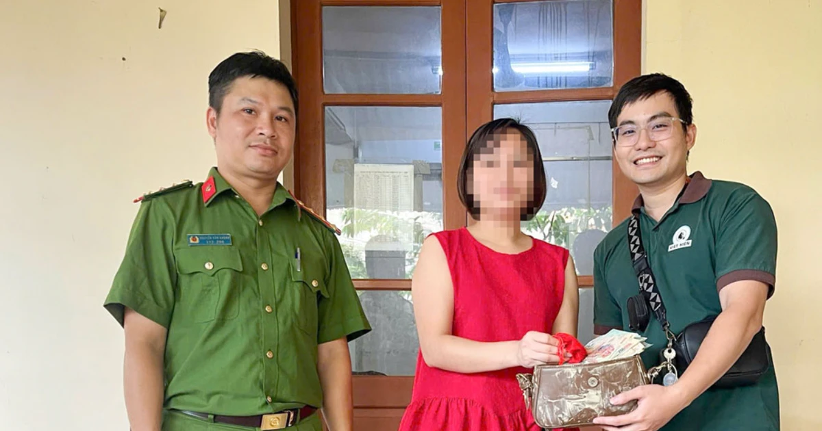 Nhặt được túi tiền vàng trong lũ, người đàn ông trả cho chủ nhân