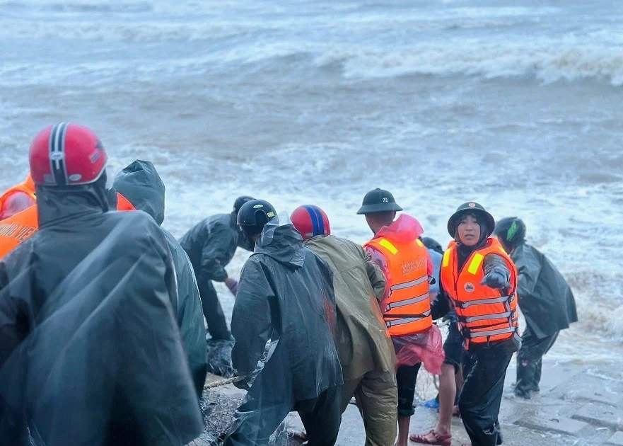 Bão số 10 Bualoi diễn biến phức tạp, 5 người thương vong