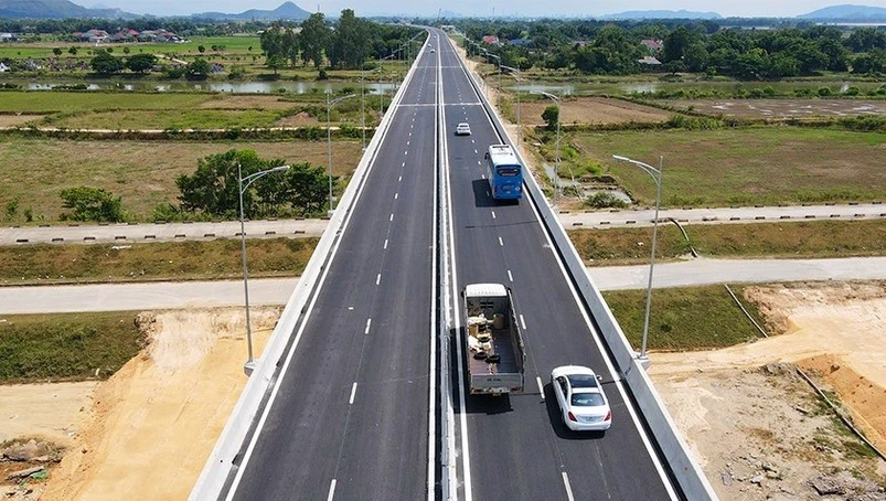 Không lưu thông trên cao tốc trong thời gian bão Bualoi đổ bộ đất liền