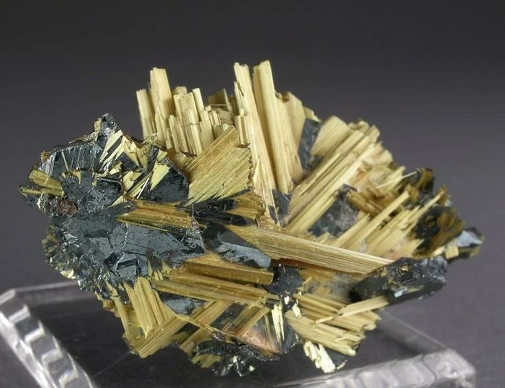 View - Soi cận khoáng vật bí ẩn, sở hữu cấu trúc tinh thể cực lạ | Báo Tri thức và Cuộc sống - TIN TỨC PHỔ BIẾN KIẾN THỨC 24H