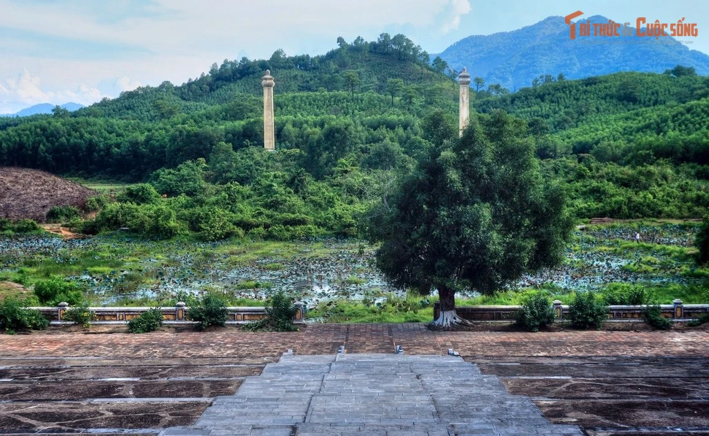 View - Điều độc nhất bên trong lăng Gia Long lớn nhất cố đô Huế | Báo Tri thức và Cuộc sống - TIN TỨC PHỔ BIẾN KIẾN THỨC 24H