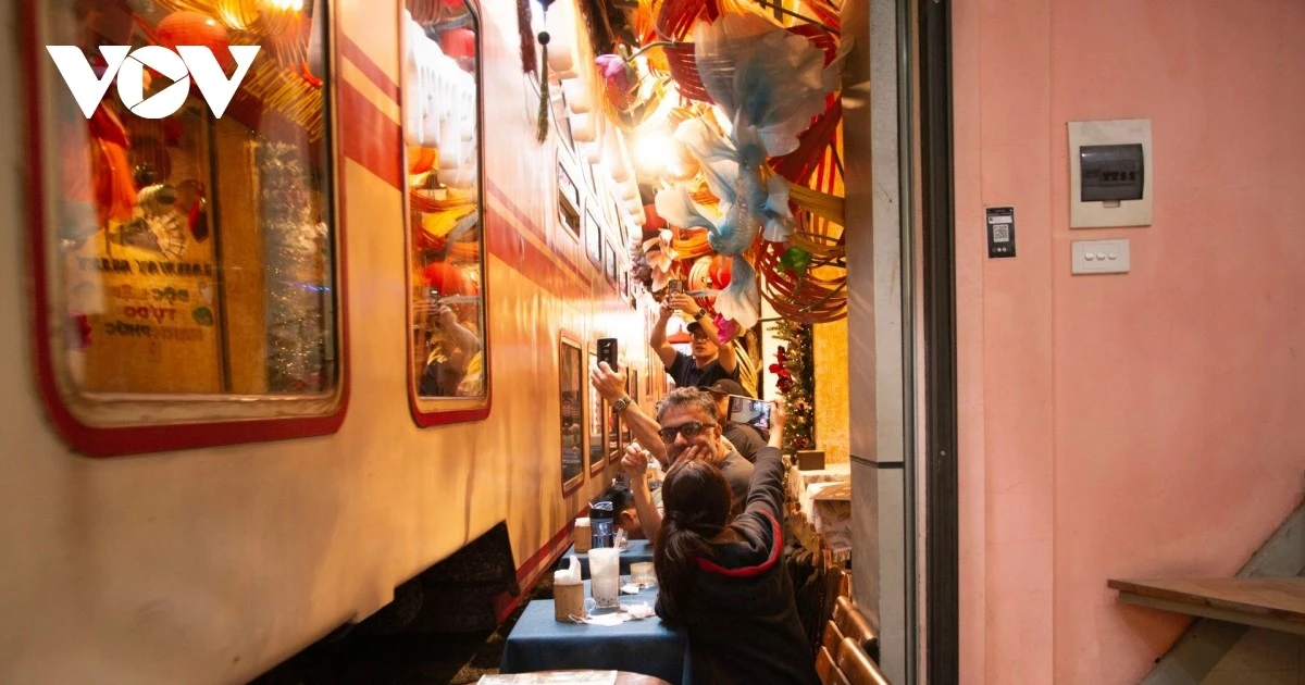 View - Phố "cà phê đường tàu" Hà Nội vẫn tấp nập sau lệnh giải tỏa | Báo Tri thức và Cuộc sống - TIN TỨC PHỔ BIẾN KIẾN THỨC 24H