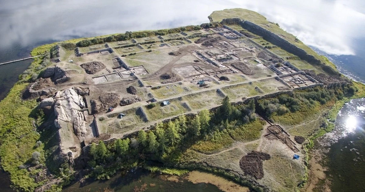 View - Chiêm ngưỡng pháo đài ngàn tuổi huyền bí nổi lên giữa hồ nước Siberia | Báo Tri thức và Cuộc sống - TIN TỨC PHỔ BIẾN KIẾN THỨC 24H