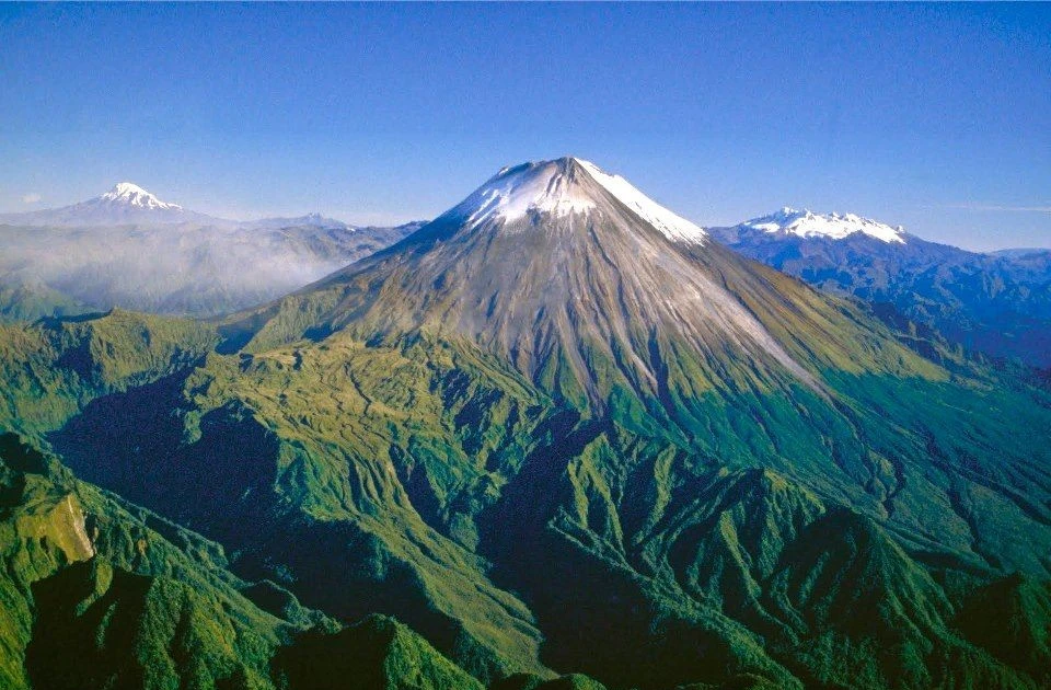 View - Chiêm ngưỡng kỳ quan rừng Andes nơi ba núi lửa khổng lồ cùng tồn tại | Báo Tri thức và Cuộc sống - TIN TỨC PHỔ BIẾN KIẾN THỨC 24H