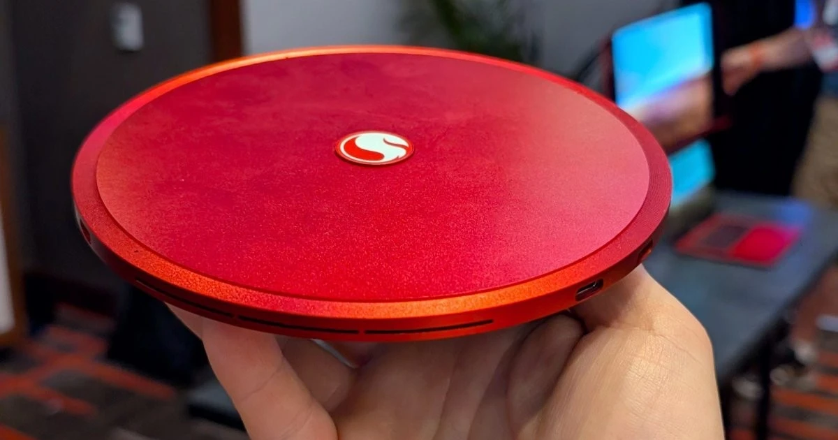 Độc đáo chiếc mini PC mỏng tang với hình thù hệt một chiếc đĩa bay