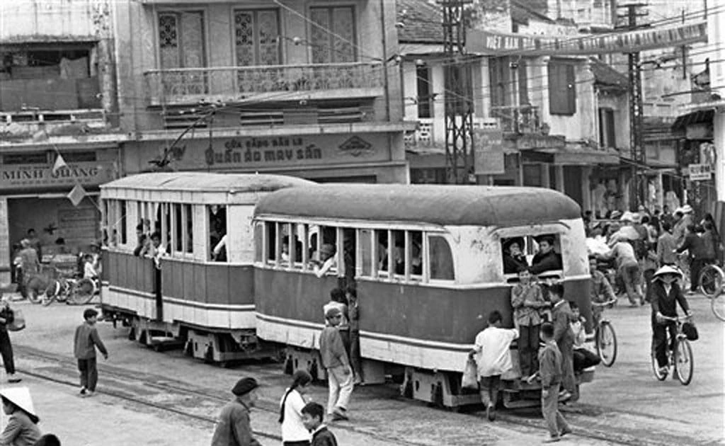 Loạt ảnh đặc biệt về tàu điện ở Hà Nội 52 năm trước
