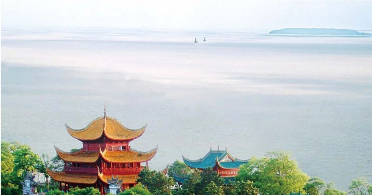 Khung cảnh tuyệt sắc của hồ nước huyền thoại lớn thứ hai Trung Quốc