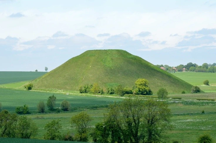 View - Bí ẩn gò nhân tạo quy mô nhất châu Âu thời tiền sử | Báo Tri thức và Cuộc sống - TIN TỨC PHỔ BIẾN KIẾN THỨC 24H