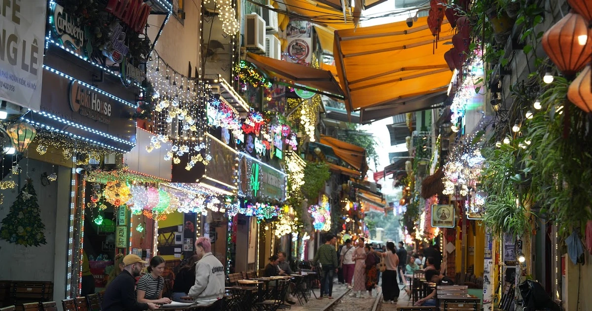 View - Bị yêu cầu ngừng hoạt động, “khu cà phê đường tàu” vẫn tấp nập | Báo Tri thức và Cuộc sống - TIN TỨC PHỔ BIẾN KIẾN THỨC 24H